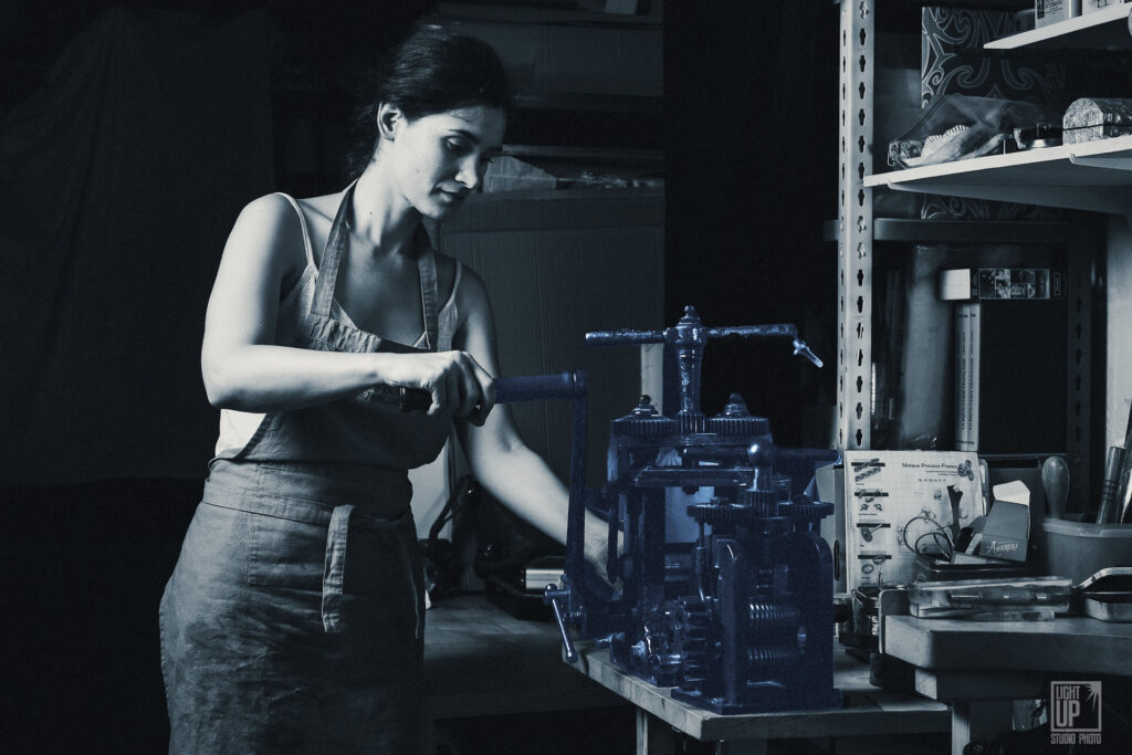 Zoé Lejeune, bijoutière, dans son atelier