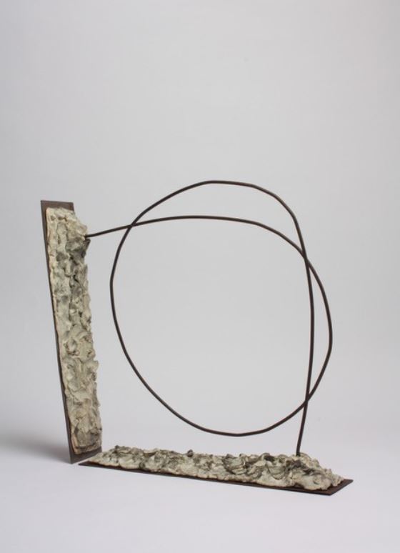 Gilles Suffren, Ressort, terre cuite/métal, 50 x 8 x 40 cm, 2010. ©Daphne Corregan